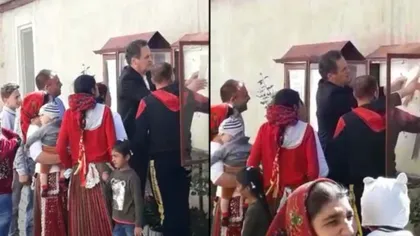 Primar din judeţul Sibiu, filmat în timp ce arăta unui grup de alegători cum să voteze