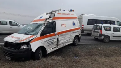 O ambulanţă a fost implicată într-un accident rutier. Patru persoane sunt rănite