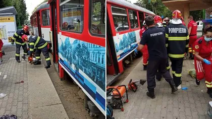 Scene dramatice în Arad. Un bărbat a fost prins între vagoanele unui tramvai