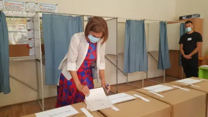 ALEGERI LOCALE 2020. Carmen Iohannis a votat la Sibiu. Ce ţinută a ales soţia preşedintelui pentru ziua votului
