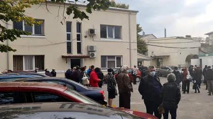 Coadă de zeci de persoane în faţa unui spital din Ploieşti. O singură asistentă disponibilă pe toată secţia