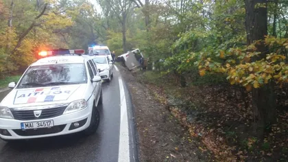 Autocar cu zece pasageri, răsturnat pe marginea drumului, în Vrancea