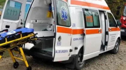 O ambulanţă, implicată într-un accident rutier. Doua paciente şi şoferul autospecialei au ajuns la spital