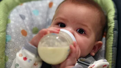 Bebeluşii hrăniţi cu biberonul înghit zilnic milioane de microplastice. Avertisment serios pentru părinţi, din partea savanţilor