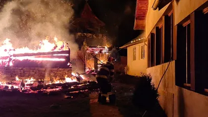 Incendiu de proporţii în Argeş. O biserică din lemn s-a făcut scrum. Pompierii au cărat apa cu găleata Video