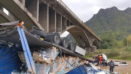 Imagini DRAMATICE pe Valea Oltului. Un camion a căzut în albia râului Lotru, de la zeci de metri înălţime. Şoferul a murit VIDEO