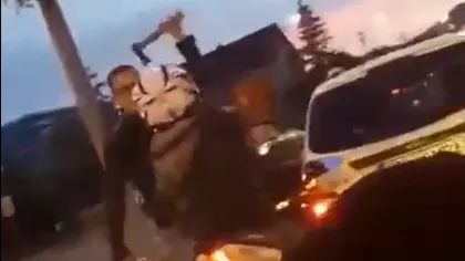 Scene halucinante în traficul din Bistriţa! Un minor a fost ameninţat cu toporul VIDEO