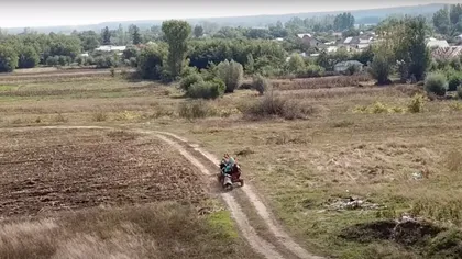 Cu căruţa la furat pe şantierul autostrăzii Piteşti-Craiova. VIDEO spectaculos filmat cu o dronă