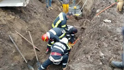 Un bărbat a murit după ce a fost prins sub un mal de pământ. Intervenţie dramatică a echipajelor medicale