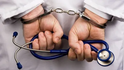 Un medic fals din Capitală a fost reţinut după ce a violat şi a agresat sexual mai mulţi băieţi