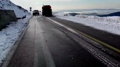 VIDEO Zăpadă pe Tranfăgărăşan şi pe Transalpina. Se intervine cu utilaje şi cu material antiderapant