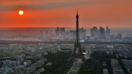 Franţa, în stare de urgenţă. Parisul se închide pe timp de noapte, restricţii de circulaţie între orele 21.00 şi 06.00