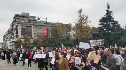 Protest în faţa Mitropoliei de la Iaşi: COVID-ul este claustrofob, nu intră la metroul bucureştean, vine la pelerinaj VIDEO