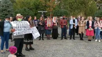 PROTEST la Iaşi, în faţa Mitropoliei Moldovei şi Bucovinei. Oamenii, revoltaţi pentru că nu se pot ruga la moaştele Sf. Parascheva