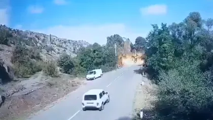 VIDEO Imaginile în care o rachetă loveşte un pod circulat de maşini în Nagorno Karabah