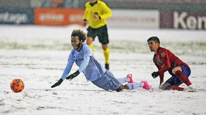 Americanii joacă fotbal pe zapadă, într-un meci care aduce aminte de Steaua - Villareal