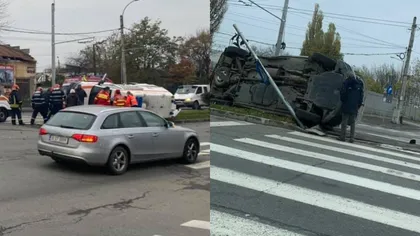 Accident grav în Bucureşti. O ambulanţă a fost răsturnată de un BMW