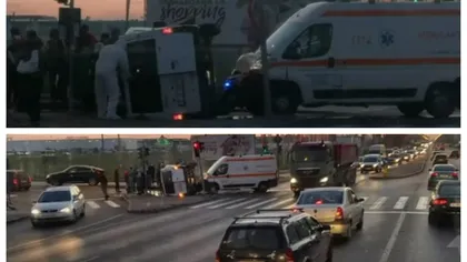 Accident cu o ambulanţă care transporta un pacient suspect de COVID-19 în Bucureşti