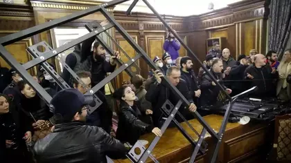 Haos în Armenia. Birourile fundaţiilor lui Soros au fost devastate. Protestatarii au intrat în Guvern VIDEO
