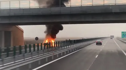 Autoturism în flăcări pe autostradă. Şoferul a reuşit să se salveze