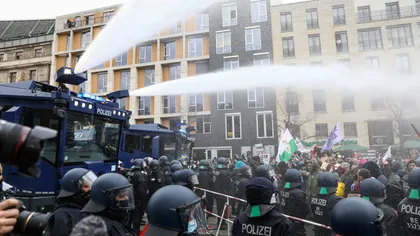 Proteste la Berlin, faţă de restricţiile din pandemie. Poliţia intervine cu tunuri cu apă în faţa Bundestagului