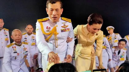 Regele care sfidează pandemia. Monarhul Thailandei şochează încă o dată, toţi stau în genunchi în faţa sa, în metrou FOTO