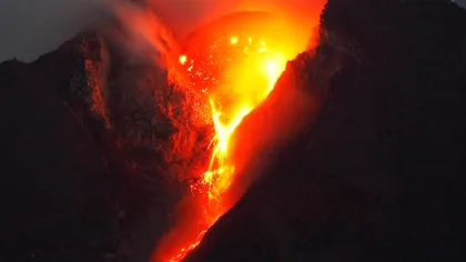 Vulcanul Merapi, gata să erupă. Autorităţile locale au emis o alertă