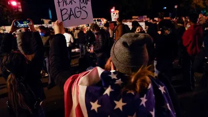 Los Angeles, pe picior de război după alegerile din SUA. Mii de protestatari s-au adunat pe străzi, poliţia e în alertă VIDEO