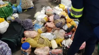Peste o tonă de alimente trimise de români rudelor din Franţa, distruse de poliţia franceză la graniţă VIDEO