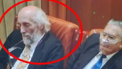 Senator AUR surprins dormitând în Parlament. 