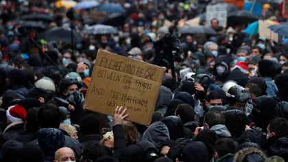 Proteste violente în Franţa împotriva restricţiilor anunţate de Sărbătorile de iarnă VIDEO
