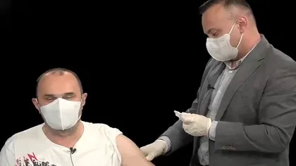 Marius Tucă s-a vaccinat în direct, după ce s-a vindecat de COVID. Dr. Adrian Marinescu i-a administrat vaccinul antigripal