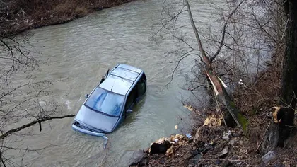 Accidente grave în ţară. Un şofer a murit în Sălaj, altul a plonjat cu maşina în râul Iza