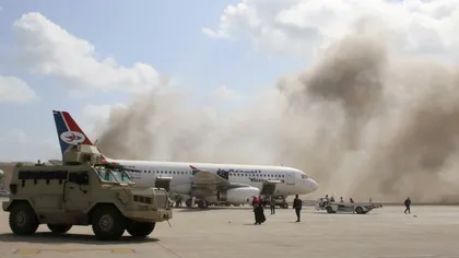 Explozie pe aeroport, după aterizarea avionului cu miniştrii noului guvern. Sunt cel puţin 12 morţi