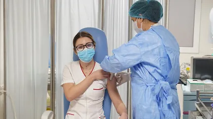 Prima persoană vaccinată anti-COVID-19 în România: O asistentă de la Institutul 