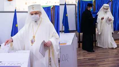 Patriarhul Daniel a votat la alegerile parlamentare. Cei prezenți în secție au primit iconițe