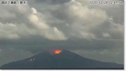 Un vulcan important a erupt în Japonia, autorităţile au ridicat nivelul de alertă. Pietrele sunt aruncate la peste 1 km de munte VIDEO