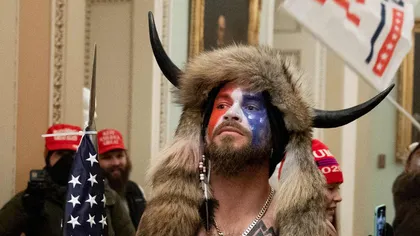 Cine este bărbatul cu coarne şi căciulă de blană, care a pătruns în Capitoliu şi a devenit imaginea simbol a protestului