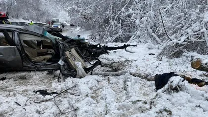 Accident mortal în Argeş. Un BMW cu volan pe dreapta a intrat intr-un camion încărcat cu butelii de oxigen