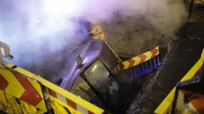 Efecte colaterale ale reparaţiilor: O mașină s-a răsturnat într-o groapă RADET. Galerie FOTO