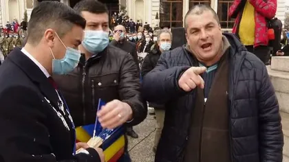 Cine este bărbatul care a aruncat iaurt pe primarul Mihai Chirica. Acesta a mai agresat un fost preşedinte al României