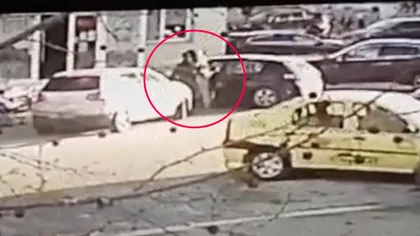 Adolescentă răpită în Cluj. Fata de 15 ani, băgată cu forţa într-o maşină în centrul oraşului. Oamenii nu au reacţionat VIDEO