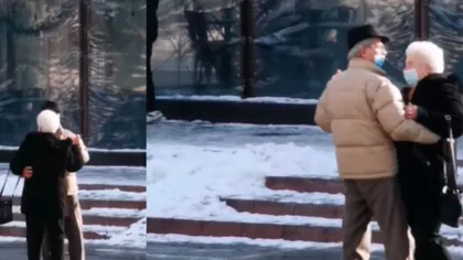 Un cuplu de vârstnici din Piatra Neamț, dans în plină stradă. Momentele cu cei doi bătrâni fericiţi au devenit virale: Rar mai vezi așa ceva - VIDEO