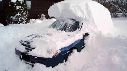 Cum îţi cureţi maşina de zăpadă şi gheaţă. Soluţii rapide de la alcool, la spray-uri speciale pentru dezgheţ