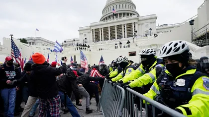 Stare de asediu la Washington, mii de susţinători ai lui Donald Trump au intrat în clădirea Capitoliului. Poliția a intervenit în forță, iar şedinţa s-a reluat VIDEO