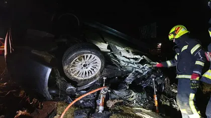 Tragedie în Satu Mare! Un BMW s-a făcut praf după ce a lovit un cap de pod. Un tată a murit, trei copii au rămas orfani