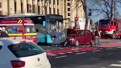 Accident în Capitală! Un autobuz STB s-a ciocnit de o maşină în apropiere de Parlament
