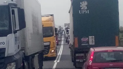 Cozi uriaşe de camioane la ieşire din ţară spre Ungaria. Se aşteaptă peste două ore