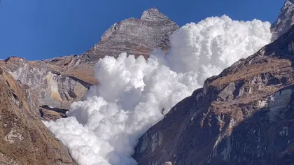 Avalanşă spectaculoasă şi de mari proporţii, filmată în Nepal. Speriaţi, martorii au luat-o la fugă VIDEO