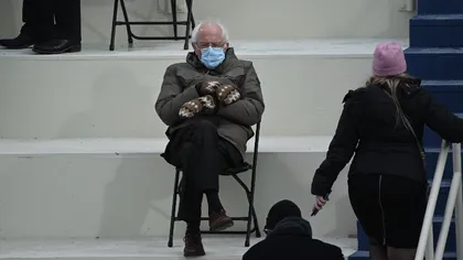 Bernie Sanders a făcut senzaţie la ceremonia de învestire a lui Joe Biden, cu mănuşile sale tricotate, cu un singur deget. 